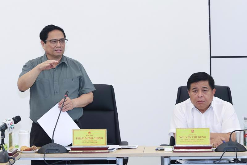 PM Pham Minh Chinh (standing) at the working session (Photo:VGP)