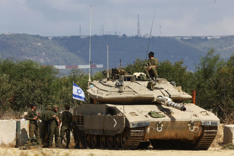 Xe tăng và binh sỹ Israel ở biên giới giữa nước này với Lebanon ngày 16/10 - Ảnh: Reuters.