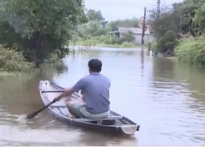 Một tuyến đường tỉnh lộ ở Thừa Thiên Huế bị ngập sâu trong nước.