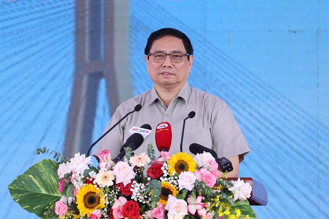 Thủ tướng Phạm Minh Chính phát biểu tại buổi lễ khởi công dự án cầu Đại Ngãi - Ảnh: Nhật Bắc 
