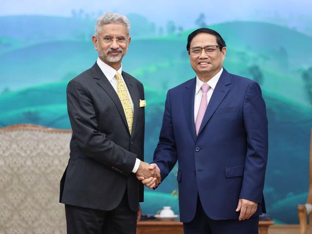 Prime Minister Pham Minh Chinh receives Indian Minister of External Affairs S. Jaishankar in Hanoi on October 16. (Photo: VGP)