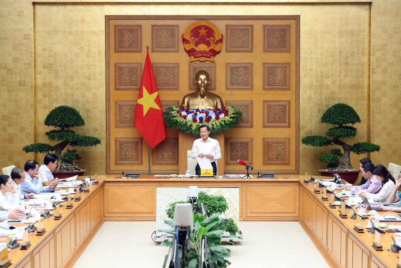 Phó Thủ tướng Lê Minh Khái chủ trì cuộc họp với các bộ/ngành.
