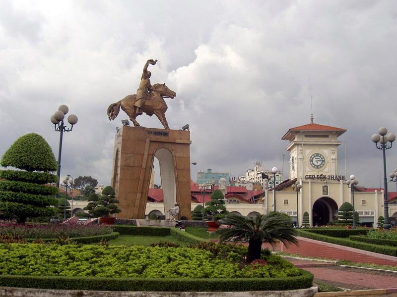 Chợ Bến Thành với phía trước là công viên tượng đài Trần Nguyên Hãn - Quách Thị Trang khi chưa bị tháo dỡ di dời.