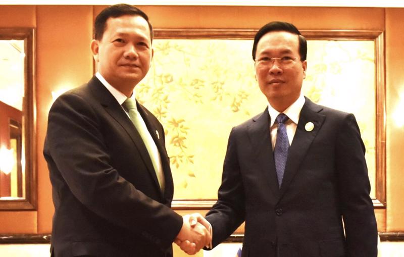 Chủ tịch nước Võ Văn Thưởng và Thủ tướng Campuchia Hun Manet nhất trí cho rằng hai nước vẫn còn nhiều dư địa và tiềm năng để tăng cường hơn nữa hợp tác kinh tế, kết nối cơ sở hạ tầng, kết nối giao thông và xem xét mở thêm các cửa khẩu quốc tế. Ảnh: TTXVN.