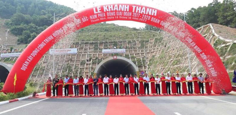 Hai dự án nối thông tuyến đường bộ cao tốc từ Hà Nội đến Nghệ An dài 251km, rút ngắn thời gian di chuyển còn 3,5 giờ so với 5 giờ.
