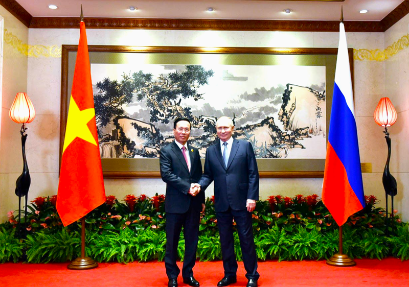 State President Vo Van Thuong meets Russian President Vladimir Putin in China on October 17. Photo: VNA