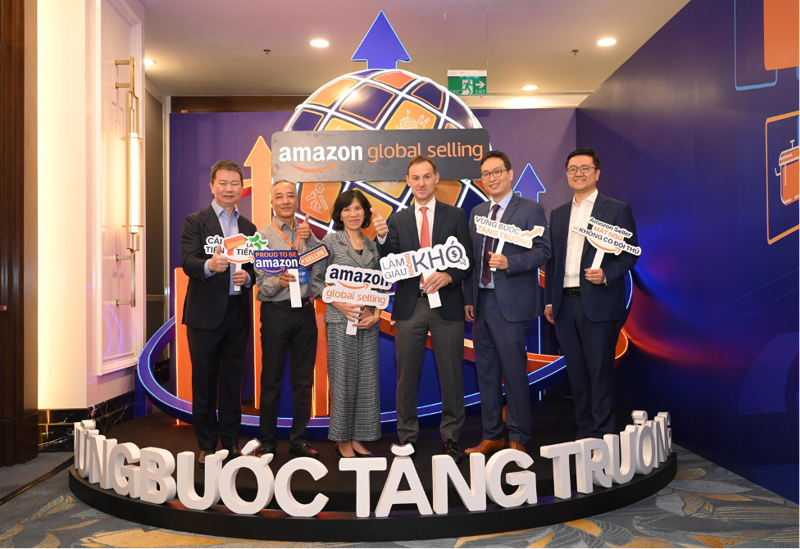 Ms. Lai Viet Anh; Mr. Nguyen Hong Duong, Deputy Director General of the European-American Market Department at the Ministry of Industry and Trade; and Amazon’s global and regional executive leaders, led by Mr. Eric Broussard.