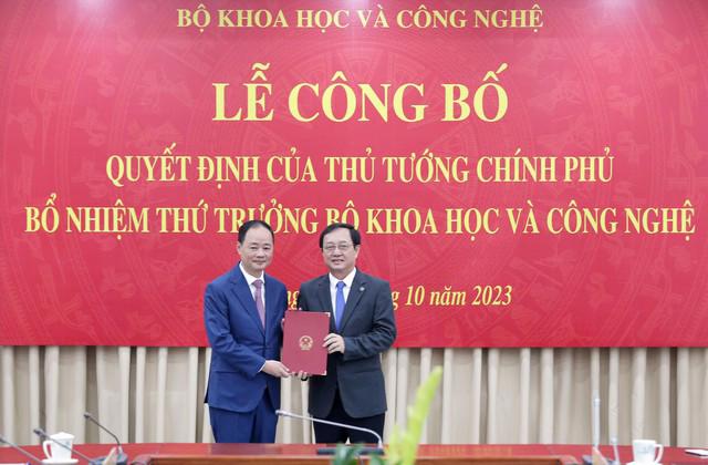 Thừa ủy quyền của Thủ tướng, Bộ trưởng Bộ Khoa học và Công nghệ Huỳnh Thành Đạt (người bên phải) đã trao quyết định bổ nhiệm Thứ trưởng Trần Hồng Thái (người bên trái).