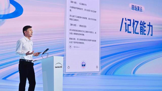 Giám đốc Điều hành Baidu Robin Li công bố bản nâng cấp của chatbot AI tạo sinh ERNIE Bot