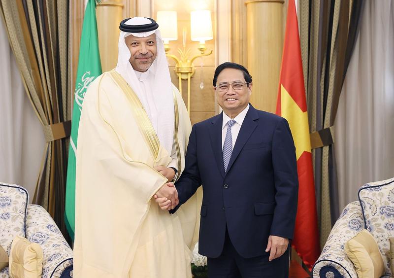 Thủ tướng Phạm Minh Chính tiếp ông Yasser M.Mufti, Phó Chủ tịch Điều hành Tập đoàn Aramco và ông Mohammed Al-Khrashi, Trợ lý Bộ trưởng Năng lượng Saudi Arabia. Ảnh: VGP.