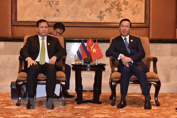 State President Vo Van Thuong (right) meets Cambodian Prime Minister Hun Manet in Beijing on October 18. (Photo: VNA)
