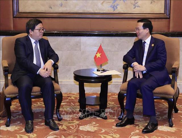 State President Vo Van Thuong (right) receives Chairman and Executive Director of the ZTE Corporation Li Zixue on October 19. (Photo: VNA)
