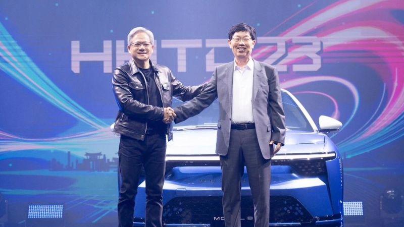 Giám đốc Điều hành Nvidia Jensen Huang (trái) và Chủ tịch Foxconn Young Liu (phải) cùng xuất hiện trên sân khấu “Ngày hội Công nghệ thường niên”, diễn ra tại Đài Bắc hôm 18/10.