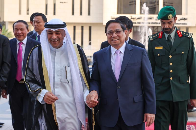 Tổng Thư ký GCC Jassim Muhammad Al-Budaiwi nhiệt liệt chào đón Thủ tướng Phạm Minh Chính đến thăm Trụ sở GCC - Ảnh: VGP.