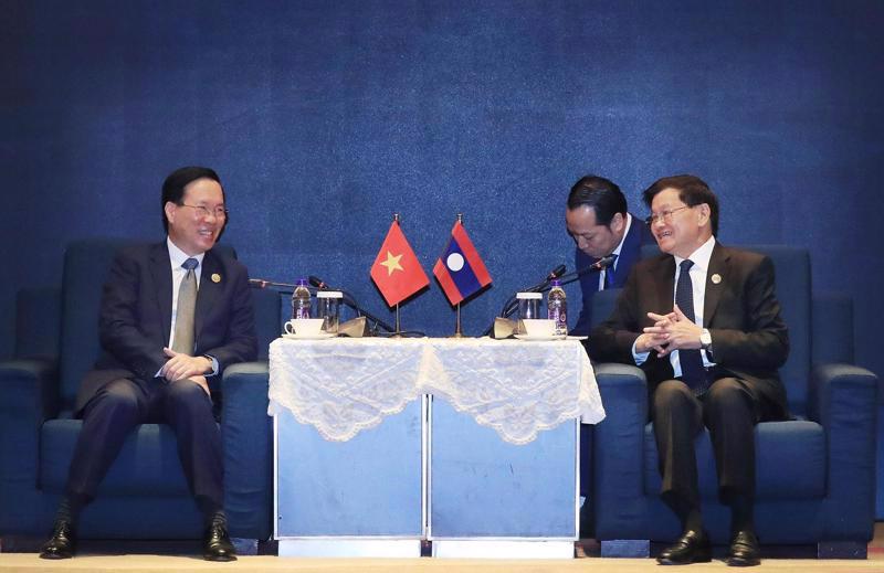 State President Vo Van Thuong (left) meets with his Lao counterpart Thongloun Sisoulith on October 19. Photo: VNA