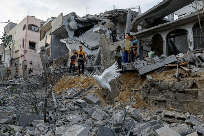 Một khu dân cư ở dải Gaza bị Israel không kích hôm 11/10 - Ảnh: Reuters.