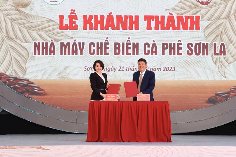 Bà Nguyễn Thị Phương, Tổng giám đốc WinCommerce cùng ông Nguyễn Như Hùng, Chủ tịch HĐQT Công ty Cổ phần Chế biến Cà phê Sơn La.