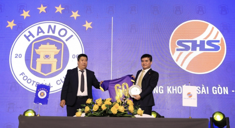Ông Nguyễn Cảnh Thắng – Tổng giám đốc Công ty CP Thể thao Hà Nội - T&T (đơn vị chủ sở hữu Hanoi FC) và ông Vũ Đức Tiến – Tổng giám đốc SHS (bên phải), tại Lễ công bố nhà tài trợ mùa giải 2023/2024 của Hanoi FC.