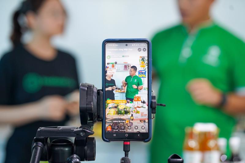 Buổi livestream giới thiệu mật hoa dừa Trà Vinh do FoodMap kết hợp cùng thương hiệu Sokfarm thu hút hơn 10.000 mắt xem. Ngày 10.10 vừa qua, phiên livestream bán sản phẩm OCOP của FoodMap cũng đạt doanh thu gấp 5 lần so với ngày thường.