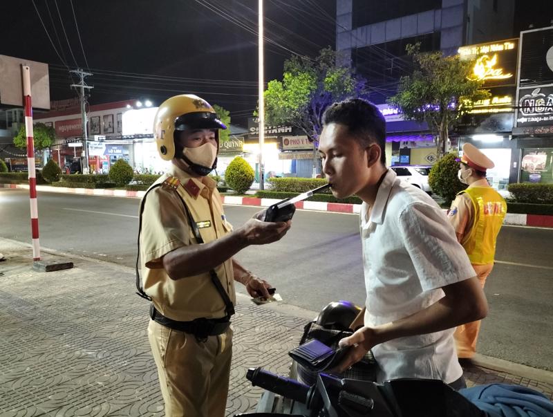Cảnh sát giao thông kiểm tra nồng độ cồn người lái xe - Ảnh: Sở GTVT tỉnh Bạc Liêu