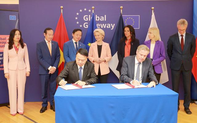 The signing of the MoU between the Ministry of Finance and the European Investment Bank in Brussels on October 25. (Photo: VGP)