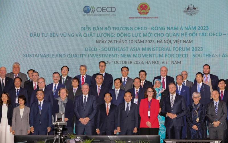 Deputy Prime Minister Tran Luu Quang (front, 5th from right) and delegates at the forum in Hanoi on October 26. (Photo: Viet Dung)