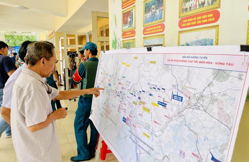 Người dân xem bản đồ hướng tuyến của dự án cao tốc Biên Hoà - Vũng Tàu.