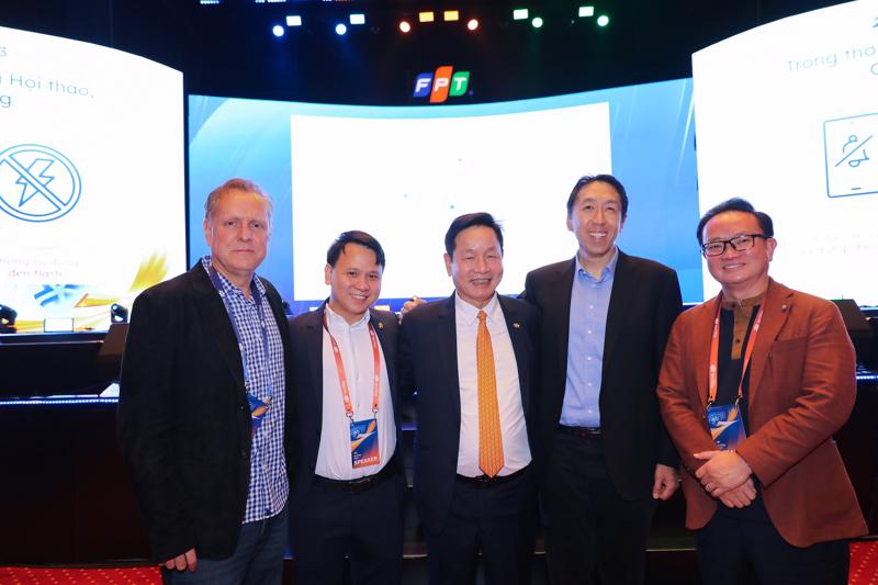  Ông Christopher Cuong T Nguyen (ngoài cùng bên phải) cùng Tiến sỹ Andrew Ng (thứ hai từ bên phải), Chủ tịch Trương Gia Bình (ở giữa) và các lãnh đạo tại sự kiện FPT Techday 2023