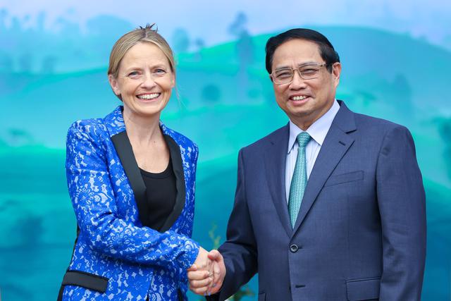 Prime Minister Pham Minh Chinh receives Vice President of International Public Policy & Government Affairs at Amazon, Ms. Susan Pointer, in Hanoi on October 26. Photo: VGP