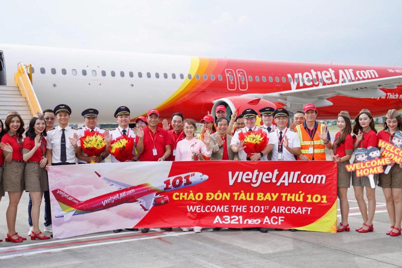 Vietjet Air staff welcome its 101st aircraft, an A321neo ACF 240.