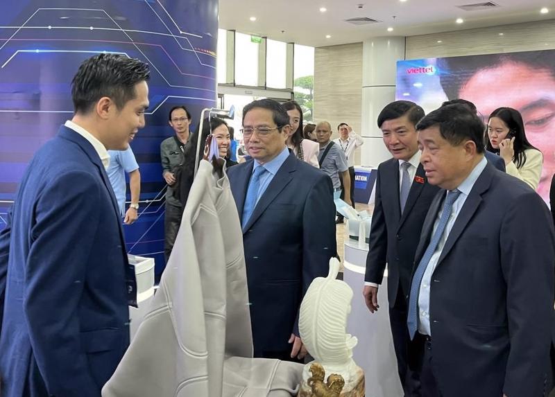 Thủ tướng Phạm Minh Chính thăm quan khu trưng bày của Phygital Labs tại sự kiện khánh thành NIC cơ sở Hòa Lạc và Triển lãm Quốc tế Đổi mới sáng tạo Việt Nam 2023 sáng 28/10.