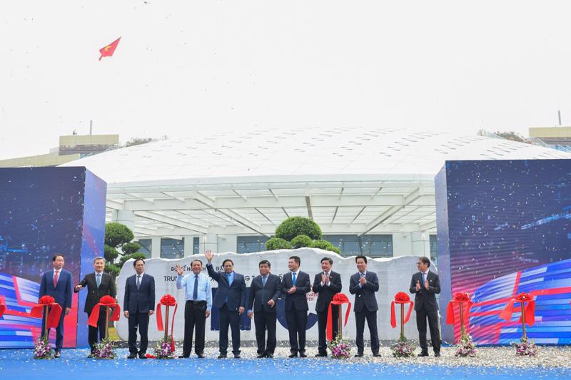 Thủ tướng Phạm Minh Chính và lãnh đạo các bộ ngành, doanh nghiệp cắt băng khánh thành Cơ sở hoạt động mới của Trung tâm Đổi mới sáng tạo Quốc gia (NIC) tại Khu công nghệ cao Hòa Lạc. Ảnh: Thế Đại.