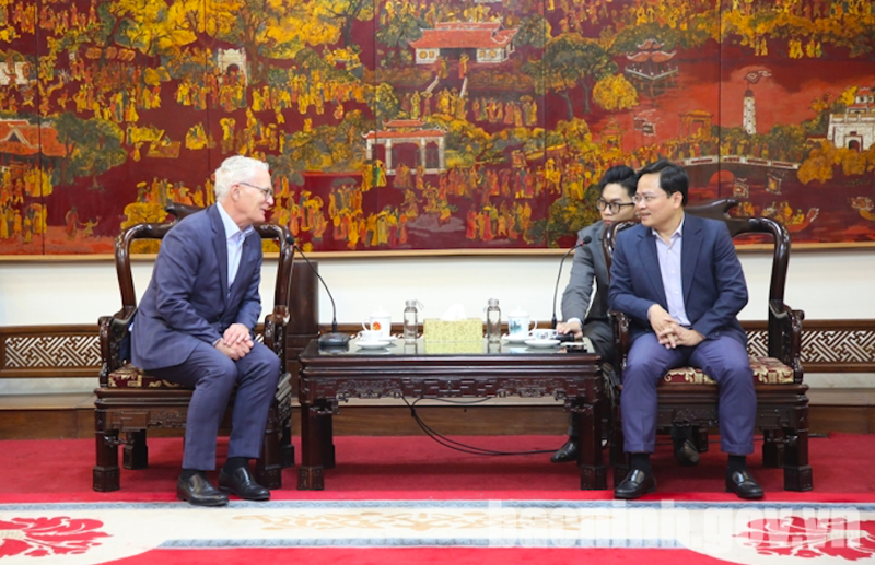 Bí thư Tỉnh ủy Bắc Ninh Nguyễn Anh Tuấn trao đổi với Chủ tịch Hiệp hội Công nghiệp bán dẫn Hoa Kỳ (SIA) John Neuffer chiều ngày 27/10.