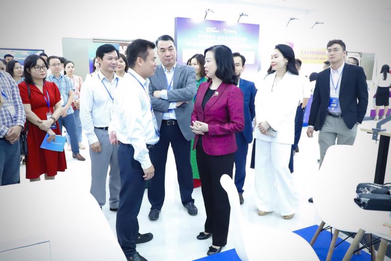 Bộ trưởng Bộ Y tế Đào Hồng Lan thăm khu triển lãm Nghiên cứu, ứng dụng công nghệ y tế trong chăm sóc sức khoẻ, tại Trung tâm Đổi mới sáng tạo Quốc gia (NIC) ngày 28/10. Ảnh - Việt Nguyễn.