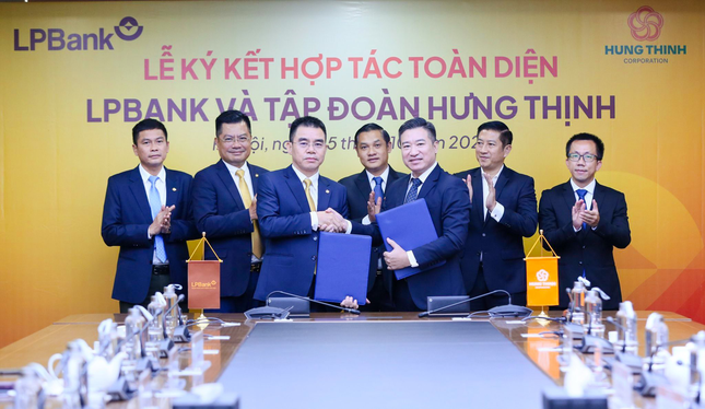 LPBank and the Hung Thinh Corporation sign the $205.2 million credit agreement.