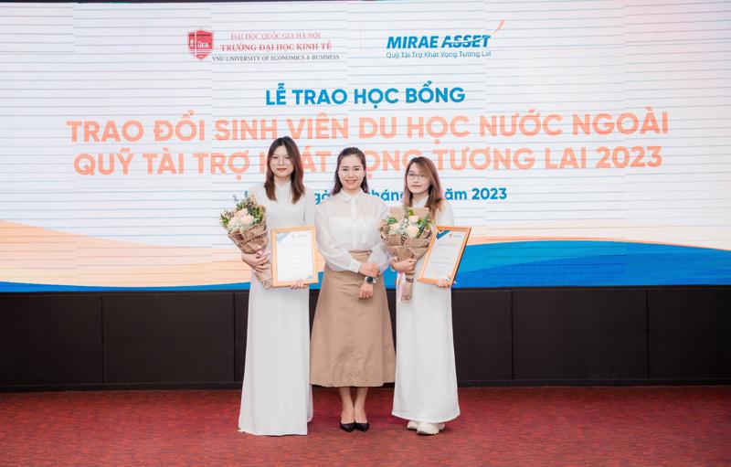 Sinh viên nhận học bổng trao đổi sinh viên du học nước ngoài.