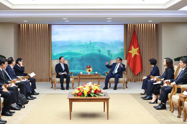 Prime Minister Pham Minh Chinh receives Chief Financial Officer of the Samsung Group Park Hark Kyu on October 31.