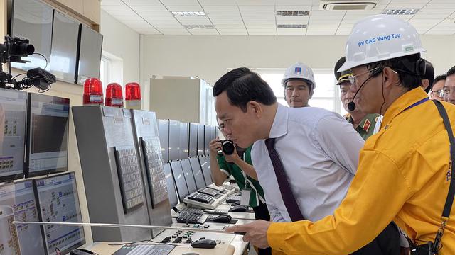 Deputy Prime Minister Tran Luu Quang being briefed on the operations of the new LNG terminal.