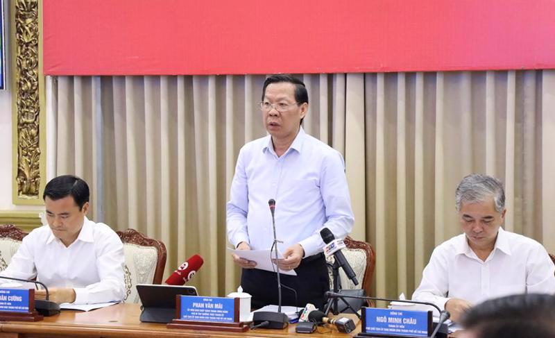 Chairman of the municipal People’s Committee Phan Van Mai addresses the meeting on the city’s socio-economic situation on October 30.