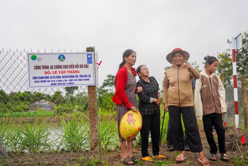 Nông dân được hỗ trợ đào ao chống hạn.