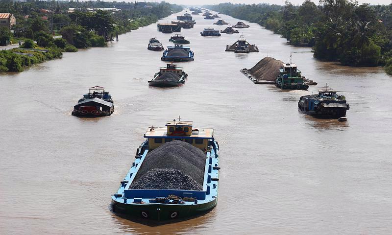 Vận tải container khu vực Đồng bằng sông Cửu Long còn rất khiêm tốn do hạn chễ tĩnh không, tuyến luồng không đồng cấp.