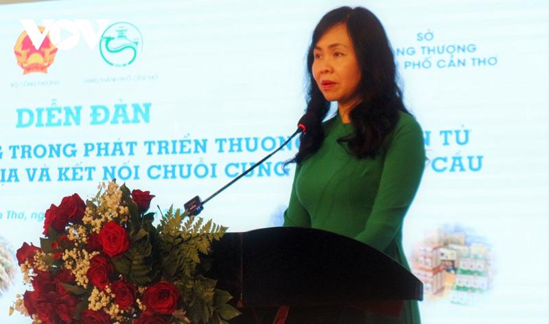 Head of the Ministry of Industry and Trade’s Vietnam E-Commerce and Digital Economy Agency, Le Hoang Anh, addressing the forum.