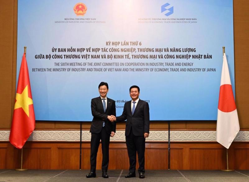 Minister of Industry and Trade Nguyen Hong Dien (R) and Japanese Minister of Economy, Trade and Industry Nishimura Yasutoshi at the meeting in Hanoi on November 3. 