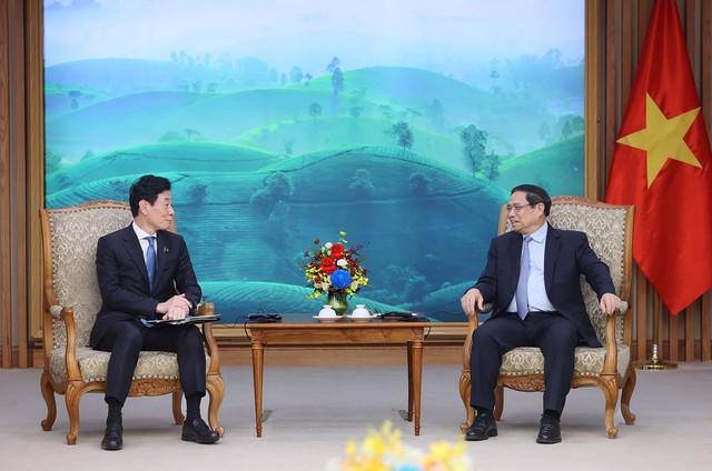 Prime Minister Pham Minh Chinh (right) receives Japanese Minister of Economy, Trade and Industry Nishimura Yasutoshi in Hanoi on November 3. Photo: VGP
