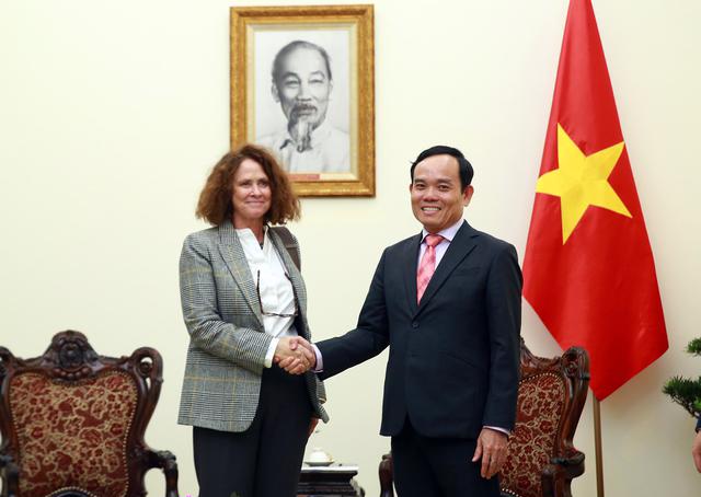 Deputy Prime Minister Tran Luu Quang and World Bank Country Director for Vietnam Carolyn Turk at the November 3 meeting. (Photo: VGP)