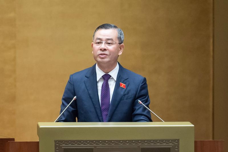 Tổng Kiểm toán nhà nước Ngô Văn Tuấn trình bày báo cáo tại phiên họp.