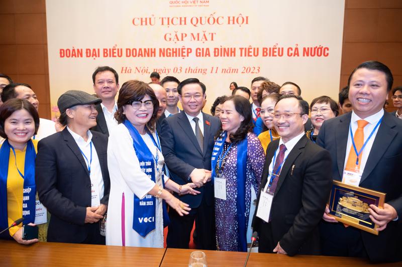 Chiều tối 3/11 tại Nhà Quốc hội, Ủy viên Bộ Chính trị, Chủ tịch Quốc hội Vương Đình Huệ đã gặp mặt Đoàn đại biểu doanh nghiệp gia đình tiêu biểu cả nước.
