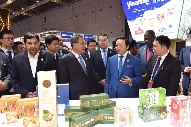 Deputy Prime Minister Tran Hong Ha (second, right) introducing Vietnamese products to delegates at the CIIE. Photo VGP