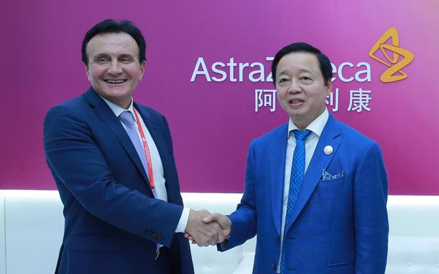 Deputy Prime Minister Tran Hong Ha (left) and Mr. Pascal Soriot, AstraZeneca Executive Director and Chief Executive Officer. Photo VGP