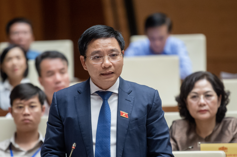 Bộ trưởng Bộ Giao thông vận tải Nguyễn Văn Thắng trả lời chất vấn chiều 6/11.